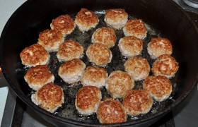 На средне-сильном огне хорошо разогреваем масло и быстро, за 3-4минутки,  подрумяниваем  фрикадельки с двух сторон. Убираем с огня.