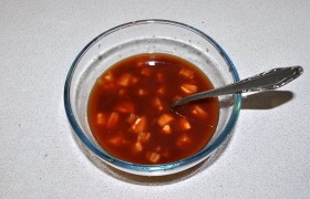 Пока овощи с ананасом пару минут тушатся, смешиваем для соуса жидкость из банки ананасов, оставшиеся кубики ананаса, соевый соус и уксус, томатную пасту.