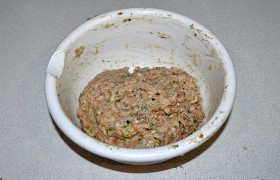 Минимум 2-3 минуты руками вымешиваем и отбиваем фарш. В слишком густой - аккуратно добавляем немного молока.