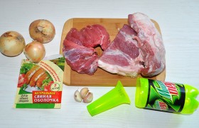 На этом фото – все (кроме специй и молока), что нам требуется, чтобы приготовить колбаски. О том, при чем тут пластиковая бутылка – читайте ниже. Готовые замороженные свиные кишки промываем в теплой и замачиваем в холодной воде на 30-40 минут.