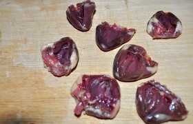 Начинаем с того, что разрезаем каждое сердечко так, чтобы его можно было распластать. Попутно отрезая имеющиеся остатки трубочек, но оставляя жирок, который придаст отбивным сочности. Удобнее делать разрез, начиная от острого конца. Долго, до чистой воды, промываем сердечки. Выкладываем на сложенные бумажные полотенца, ими же и промокаем, хорошо нажимая, сердечки до максимального обсушивания.