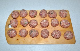 Отбиваем фарш, 20-22 раза швырнув в миску. Смачивая ладони растительным маслом (водой) формуем небольшие шарики – примерно 3 см в диаметре.