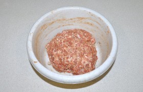 Приготовив фарш, сдабриваем его по вкусу перцем и солью, вливаем молока для сочности будущих биточков, минуту-две вымешиваем. Если фарш все еще густой – добавляем еще молока. И отбивае м 20-22 раза.