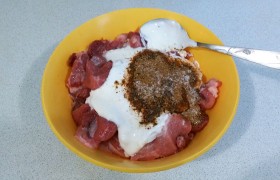 В этом рецепте мясо для фарша нужно подготовить заранее. Мясо нарезаем на кусочки, солим и перчим, посыпаем приправой, смешиваем со сметаной. 