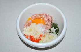 В мясо, пропущенное через мясорубку, добавляем нашинкованные мелко луковицу, чеснок и чили, яйцо, зелень, замоченные панировочные сухари, соль. Полторы-две минуты руками вымешиваем и отбиваем .