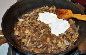 Добавляем соевый соус, сметану, неполный стакан бульона или воды, Прованские (или итальянские) травы, перец. Пробуем на соль. 