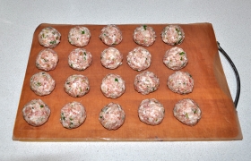 Лепим небольшие фрикадельки, примерно по 30 г весом, которые быстро потушатся. У нас получилось 20 штук. И жарить мы их не станем.