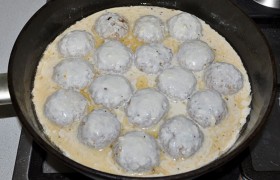 Заливаем фрикадельки соусом, тушим  под крышкой на малом огне 7-8 минут, выключаем. Спустя 5-6 минут подаем с соусом.