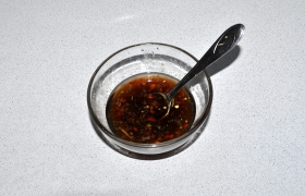 Для холодного соуса, с которым подаются фрикадельки, соединяем 2-3 ст. ложки соевого соуса, мед, сок лимона, остаток имбиря, измельченный острый перец. Вливаем 1-2 ст. ложки кипяченой воды и тщательно вымешиваем.