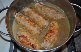 Складываем зразы в широкую кастрюлю или сотейник. Заливаем бульона столько, чтобы только покрывал зразы до половины или на 2/3. Закипает – сразу переводим на малый огонь и под крышкой томим до готовности, которую нетрудно проверить, протыкая говядину той же деревянной зубочисткой. Можно добавить в кастрюлю любимые душистые травы. Во время тушения надо пару раз аккуратно перевернуть зразы.