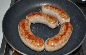 Обжариваем на разогретой сковороде с маслом, на среднем или меньшем огне (что убережет от разрывов оболочки), примерно по 8-10 минут одну и вторую стороны. Разделяем и подаем вкуснейшие домашние колбаски.