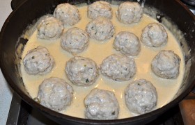 Выкладываем в соус клопсы, выключаем конфорку, накрываем сковороду и оставляем клопсы на 4-5 минут. После чего подаем с гарниром, полив соусом.