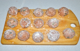 Пока тушится соус, ставим на сильный огонь большую сковороду, за 4-5 минут масло в ней перекаливается . А мы успеваем панировать тефтели в муке.