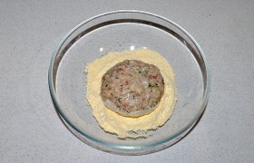 Со всех сторон обваливаем котлеты в сухарях либо в муке.