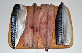 Когда рыбины уже разморозились, срезаем все плавники, отделяем голову и хвост, вынимаем все внутренности и самым усердным образом промываем рыбу. Подсушив снаружи и внутри бумажными полотенцами, делаем надрез по спинке и до конца – на брюшке, не спеша действуя острым ножом, срезаем по два филе с кожей. В них неизбежно остаются какие-то косточки, которые мы обязательно вынимаем, для чего очень удобен пинцет.