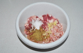 Остальное мясо прокручиваем в мясорубке. Добавляем мясные кубики, размолотые лавровые листья и семена горчицы, чеснок, соль и перец, добавляем воду – и все это вымешиваем руками до однородности.