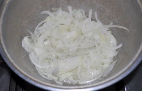 Сердечки лучше предварительно замочить в воде, однако можно готовить и сразу, только промыв их. Но начинаем мы с обжарки нашинкованного полукольцами лука - на сильном огне и перекаленном растительном масле. Точнее, при частом помешивании в течение 4-5 минут он не жарится, а просто становится прозрачным.