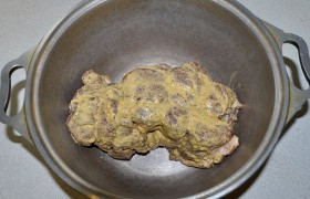 Берем кулинарный шпагат и перевязываем кусок мяса - для сохранения формы (грудинку не перевязываем). И обмазываем со всех сторон горчицей. Если мы сделали это задолго до готовки – оставляем мясо в пакете для маринования (до суток). Если готовим сразу - кладем в латку. И ставим в духовку, разогревшуюся до 200°.