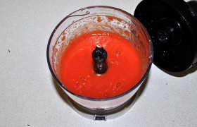 Помидоры перемалываем в блендере либо используем терку (нет консервированных – берем свежие).