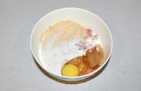 Начинаем с мяса, пропуская его через мясорубку. Вливаем молоко, вбиваем яйцо, высыпаем панировочные сухари, соль и перец.