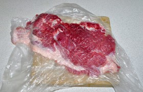 Удаляем кость и нарезаем этими самыми пластами. Каждый помещаем между двумя слоями пищевой пленки (или в пакет) и отбиваем в тонкий пласт. Посыпаем солью и перцем.