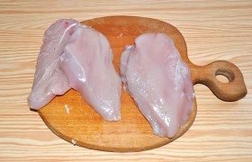 По этому рецепту можно приготовить отбивные сразу, они будут сочными и вкусными. Однако, если не полениться и накануне вечером замариновать филе в льезоне, они будут еще лучше. Крупные толстые филе делим на две части вдоль.