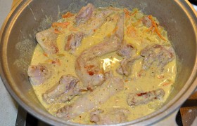 Вливаем бульон и сливки, кладем остаток горчицы, даем закипеть, перекладываем соус в казан. Пробуем на вкус – и добавляем немного сахара. Закладываем в соус куски мяса, солим, перчим, бросаем лавровый лист, а после закипания накрываем крышкой и оставляем блюдо тушиться на небольшом огне до полной мягкости мяса.