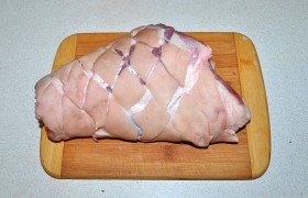 Рульку начинаем готовить минимум за сутки, лучше – за двое. Хорошо промываем рульку, кожу надрезаем пересекающимися линиями.