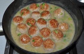 Подогретую воду соединяем с горчицей и медом, добавляем уксус, крахмал и пару щепоток соли. Тщательно вымешиваем и поливаем фрикадельки. Даем закипеть, накрываем крышкой и на небольшом огне тушим 6-8 минут. Оставляем под крышкой после выключения на 5-6 минут.