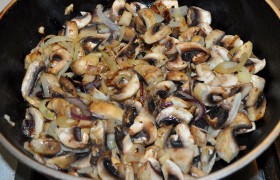 Вторую луковицу нарезаем полукольцами,  пассеруем  с маслом на среднем огне 6-7 минут, затем добавляем промытые, обсушенные и достаточно крупно нарезанные шампиньоны, томим в сковороде еще 5 минут, помешивая периодически. Солим и перчим, даем остыть.