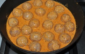 В сковороду кладем томатную пасту, кетчуп и сахар, сметану и кипяток, соевый соус, чуть солим, перчим, даем закипеть. Закладываем фрикадельки – слой соуса чуть выше середины мясных шариков. Нарезаем в соус кусочек масла. Накрываем, после закипания ставим небольшой огонь. Наши мелкие фрикадельки готовы через 10 минут тушения, но для гарантии можно оставить на огне еще на 3-5 минут.