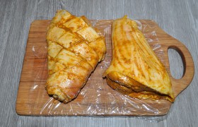 Рульку запекают, либо не трогая кожу, либо сделав в ней пересекающиеся надрезы. Мы поэксперименторовали: одну оставили с целой кожей, у второй сделали надрезы. Нам показалось, что с надрезами мясо пропеклось чуть быстрее.
Чем бы мы не мариновали рульку - лучше, если она успеет помариноваться хотя бы час-два. А еще лучше - ночь или сутки.