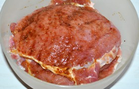 Хорошенько вымешиваем маринад и смазываем им отбивные, складывая их в контейнер. Крышку защелкиваем и на 12-24 часа ставим на полку холодильника.