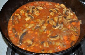 Посыпаем мукой, энергично помешиваем. Через минуту кладем томатную пасту, сахар, вливаем 400-500 мл кипящей воды.