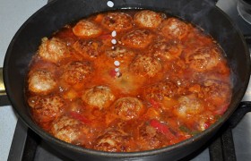 Крахмал разводим в нескольких ст. ложках воды, вливаем в сковороду и осторожно перемешиваем. Через 2-3 минуты, когда соус стал гуще, выключаем, даем блюду постоять под крышкой 5-6 минут – и подаем.