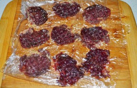 Вооружаемся деревянным молотком и отбиваем сердечки, с обеих сторон, что не требует особых усилий. Для удобства и скорости помещаем в пищевой пакетик сразу по несколько сердечек. Посыпаем приправой к курице (заменить можем Прованскими травами), солью с перцем и перемешиваем в миске.