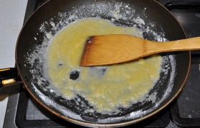 На одной конфорке у нас варится гарнир, а на второй, установив средний огонь, готовим соус. Распускаем сливочное масло, посыпаем через ситечко мукой, постоянно помешивая,  пассеруем  пару минут, пока мука пожелтеет.