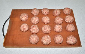 Лепим фрикадельки, у нас получилось 18 штук по 30-35 граммов.