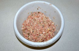 Фарш может быть из другого мяса, но пропускаем мы его через мясорубку вместе с беконом. Добавляем мелко-мелко порубленный лук, каперсы, тоже порубленные ножом, натираем крошки из батона, вбиваем яйцо, всыпаем майоран, паприку, перец и соль – и все это энергично вымешиваем и отбиваем .
