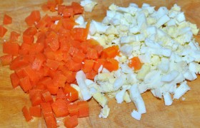 Морковь и яйца превращаем в кубики, приправляем.