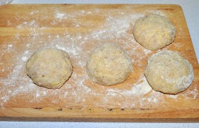 Крутим шарики между ладонями, придаем круглую форму котлетам, немного сплющиваем.