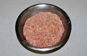 Фарш нам нужен мелкий, так что пропускаем мясо через мелкую решетку мясорубки 2-3 раза, либо дополнительно измельчаем в блендере. Смешиваем с приправами и тертым отжатым кабачком. Густой фарш разбавляем немного соком и отбиваем .