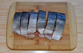 Тушку рыбы освобождаем от чешуи и плавников, головы, хорошенько промываем и в бумажных полотенцах обсушиваем. Нарезаем толстые, 4-5 см, стейки. Аккуратно вынимаем из них все косточки, оставляя нетронутой кожу. Поливаем соком лимона. Смешиваем соевый соус с растительным маслом, обмазываем все поверхности стейков, солим и перчим снаружи и внутри. Оставляем полежать в миске, а мы готовим начинку.