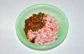 Перекладываем овощи в миску с фаршем, вымешиваем, пробуем на соль, добавляем, еще вымешиваем фарш и  отбиваем . Если фарш не плотный – вымешиваем дольше, и он станет таким, как надо.