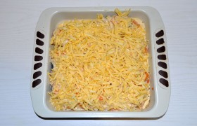 посыпаем крупно натертым сыром. Рыба запекается в духовке при температуре 190-200° недолго - 20-25 минут. Если требуется - проверяем готовность и при необходимости подержим в жаре духовки еще немного.