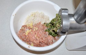 В миске у нас - уже перемолотая мякоть горбуши, сало и лук с зеленью.