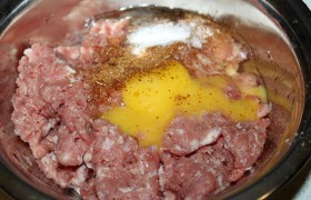 В фарш добавляем те приправы, что нам нравятся: это может быть приправа к фаршу или мясу,  хмели-сунели  или  Прованские травы . Разумеется, соль в меру и перец.
