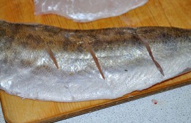 На коже делаем по 3-4 надреза наискосок – это убережет ее от деформации при жарке.