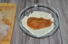 Тщательно панируем отбивные в панировочных сухарях. Когда вся поверхность укрыта панировкой – стряхиваем лишние крошки, чтобы не стали гореть в раскаленном масле.