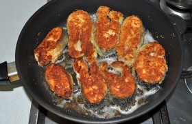 Если рыба берется корочкой слишком быстро, еще немного убираем огонь конфорки.